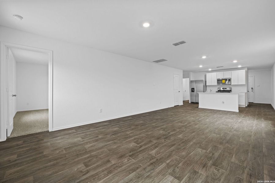 Spacious, unfurnished interior of a new home in Avenida, Converse (Image 13).