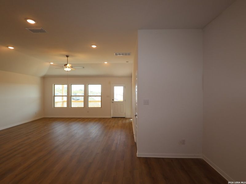 Spacious, unfurnished interior of a new home in Hunters Ranch, San Antonio (Image 27).