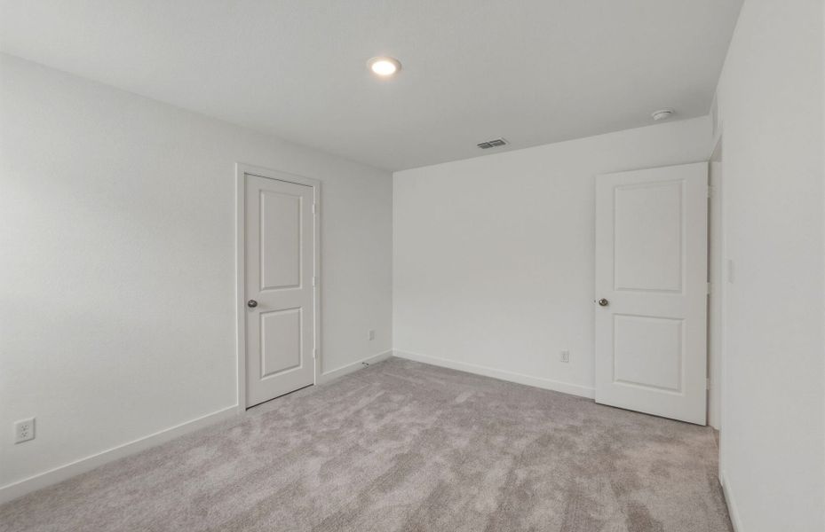 Spacious, unfurnished interior of a new home in Sunfield, Buda (Image 33).
