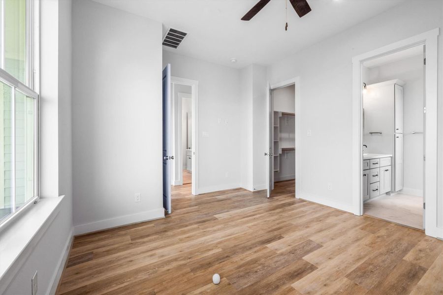 Spacious, unfurnished interior of a new home in , Galveston (Image 16).