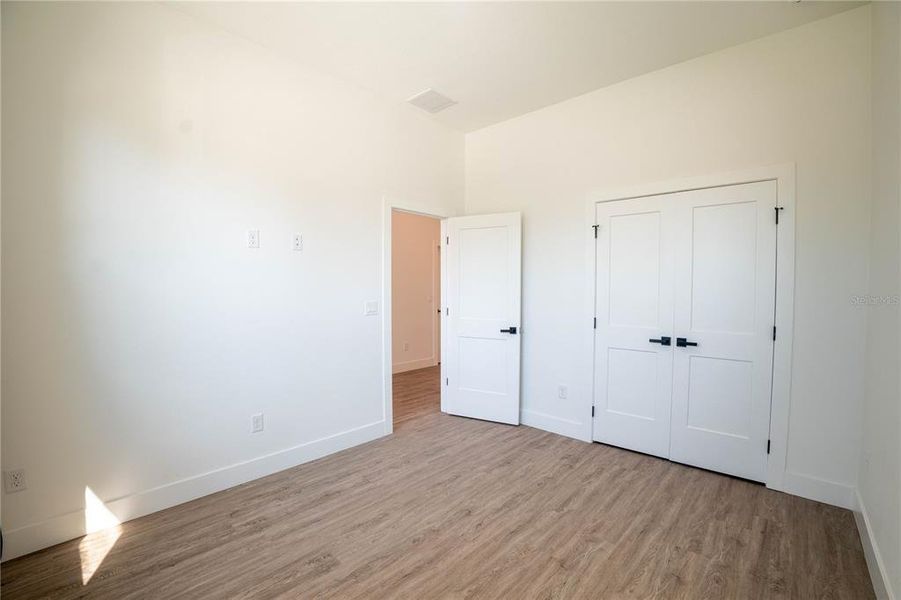 Spacious, unfurnished interior of a new home in , Tampa (Image 23).