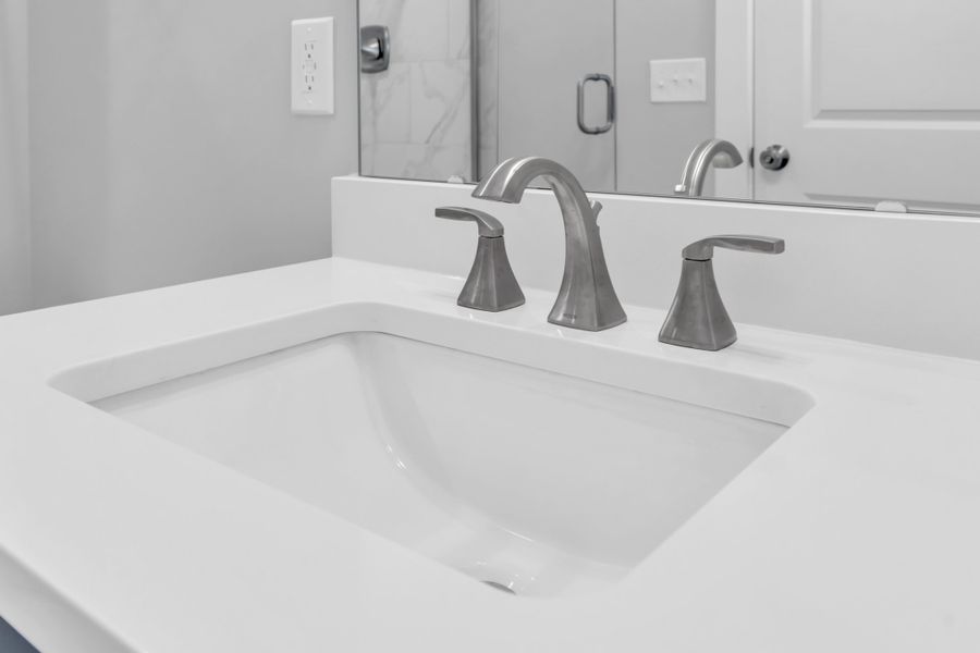 Representative interior finishes for a home built from the The Hampton by RobuckHomes in Stonehenge, Raleigh (Image 74).