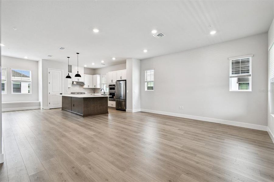 Spacious, unfurnished interior of a new home in , Sarasota (Image 26).