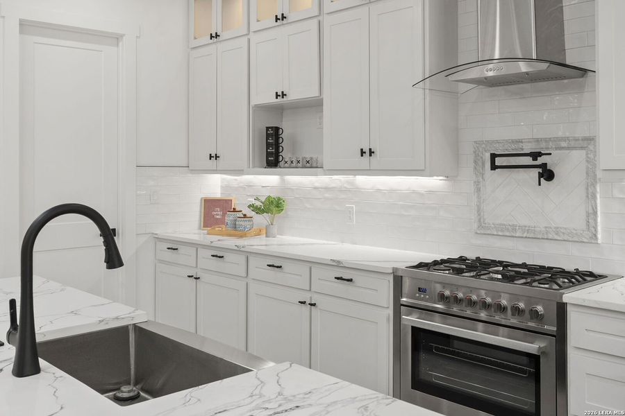 Furnished interior view inside a new home in , Bandera (Image 12).