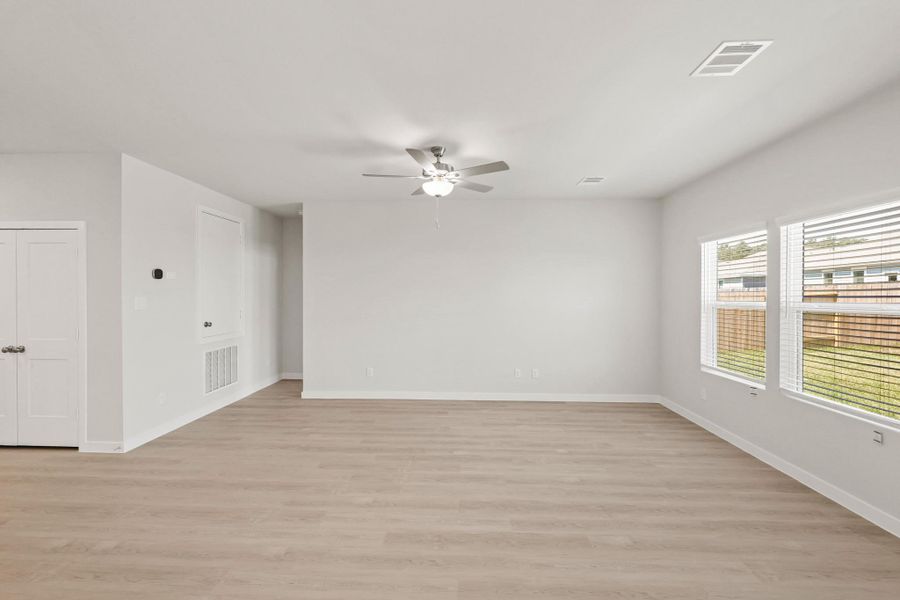 Spacious, unfurnished interior of a new home in Caney Mills, Conroe (Image 14).