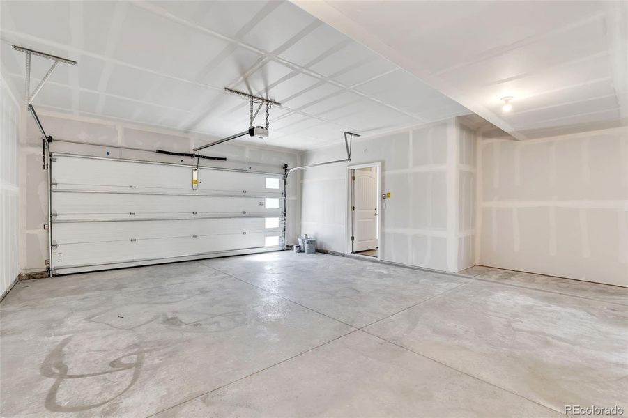 Spacious, unfurnished interior of a new home in , Monument (Image 17).