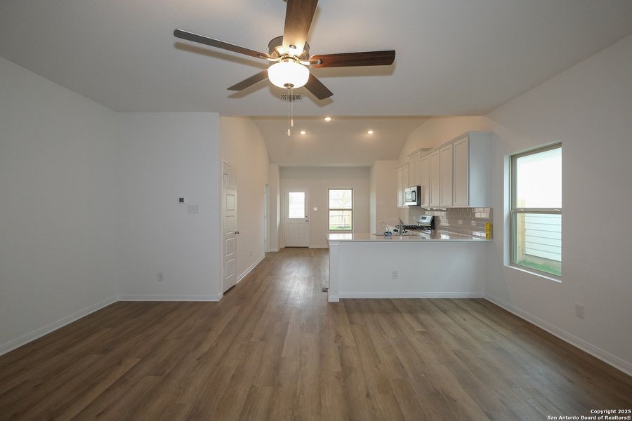 Spacious, unfurnished interior of a new home in Winding Brook, San Antonio (Image 28). Spacious, unfurnished interior of a new home in Winding Brook, San Antonio (Image 28).