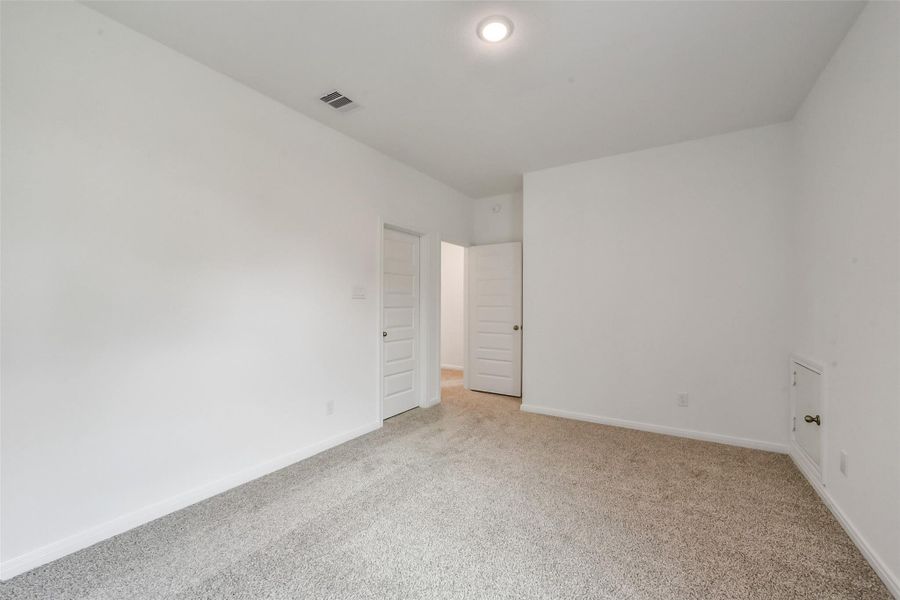 Spacious, unfurnished interior of a new home in Anderson Lake, Houston (Image 28).