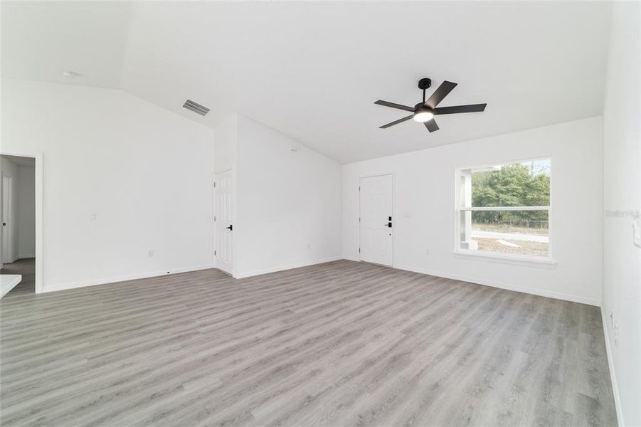 Spacious, unfurnished interior of a new home in , Dunnellon (Image 24).