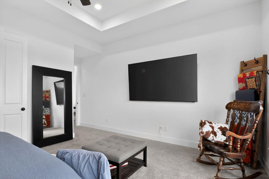 Recessed tray ceiling with central lighting and a ceiling fan Recessed tray ceiling with central lighting and a ceiling fan
