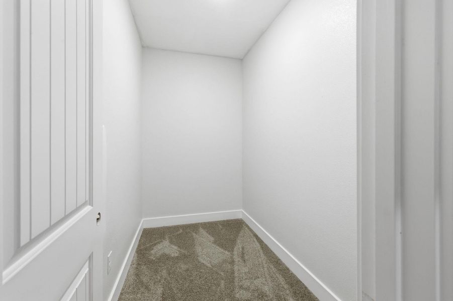 Spacious, unfurnished interior of a new home in Las Palomas Country Club Estates, La Vernia (Image 25).