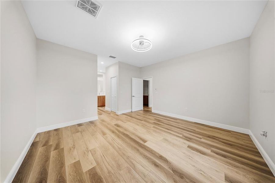 Spacious, unfurnished interior of a new home in , Port Charlotte (Image 18).