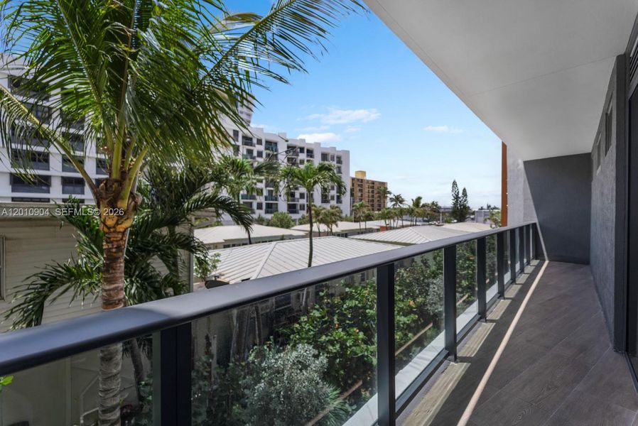 Condo located in Pompano Beach, FL showcasing its design and architecture (Image 5).