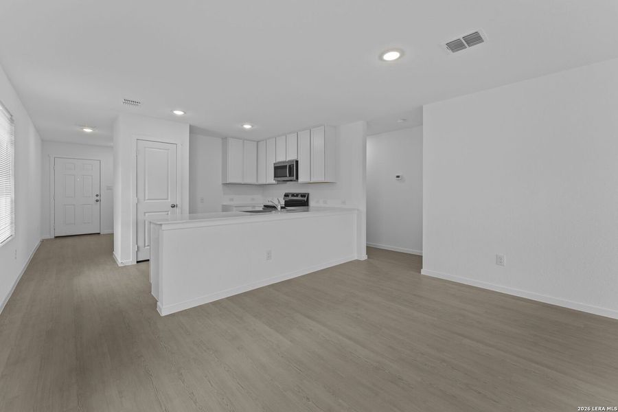 Spacious, unfurnished interior of a new home in Higdon Crossing, San Antonio (Image 18).