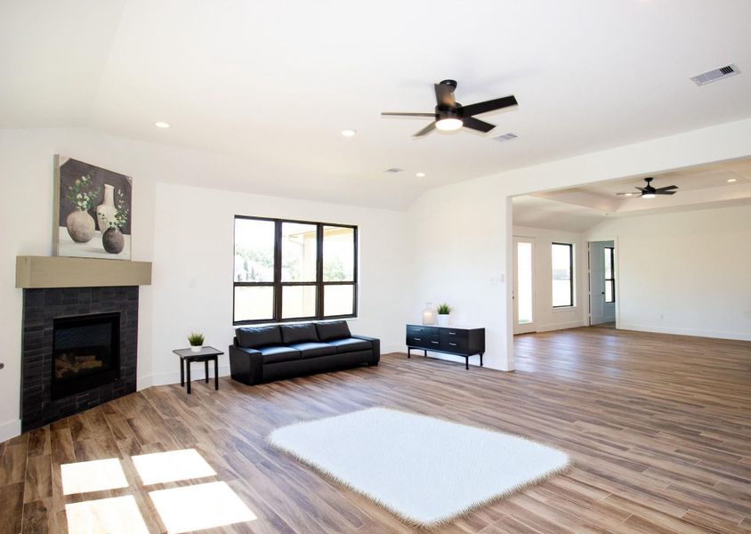 Spacious, unfurnished interior of a new home in , Hempstead (Image 14).
