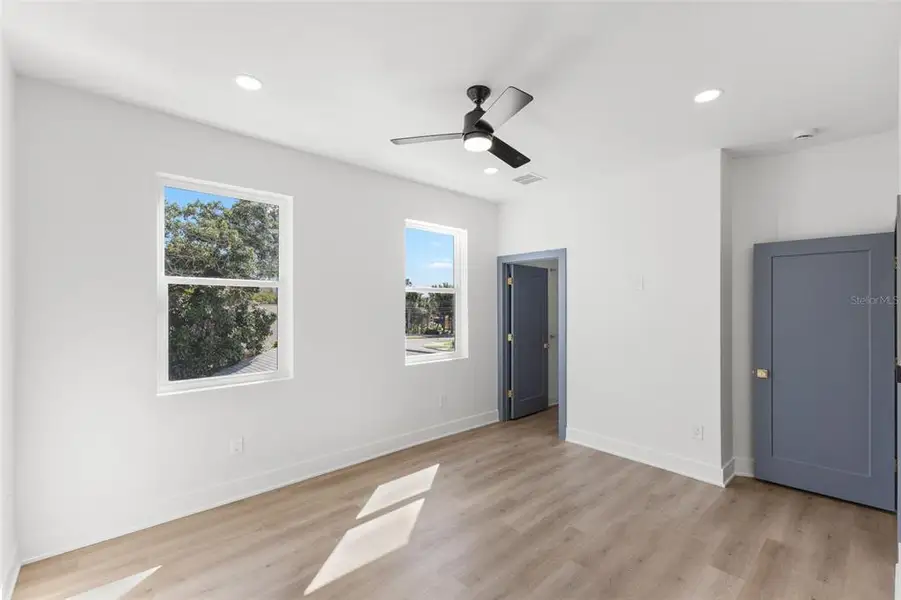 Spacious, unfurnished interior of a new home in , St. Petersburg (Image 15).