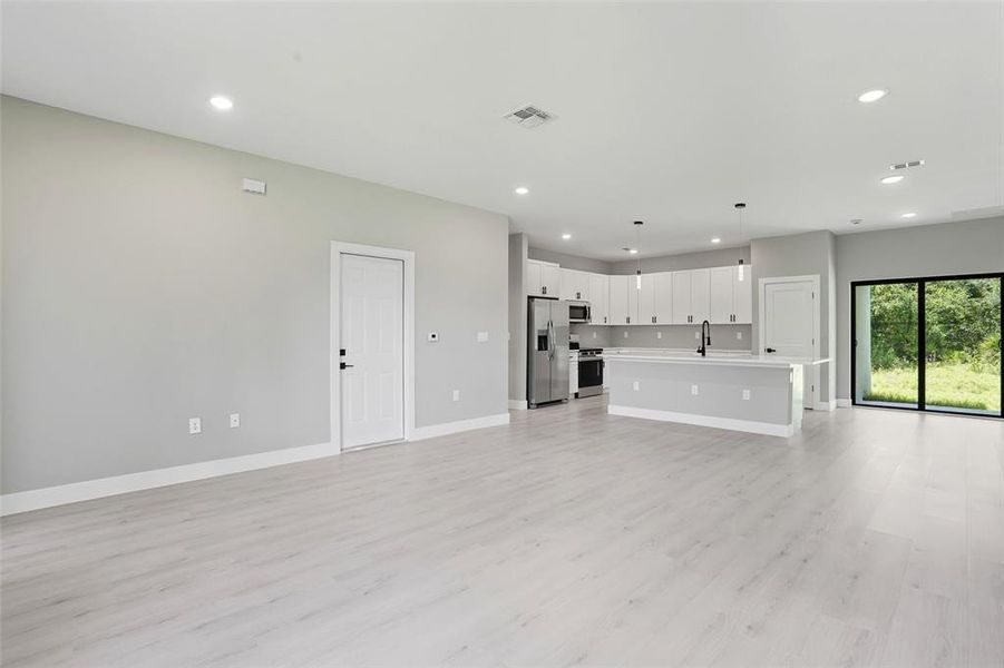 Spacious, unfurnished interior of a new home in , Lehigh Acres (Image 12).