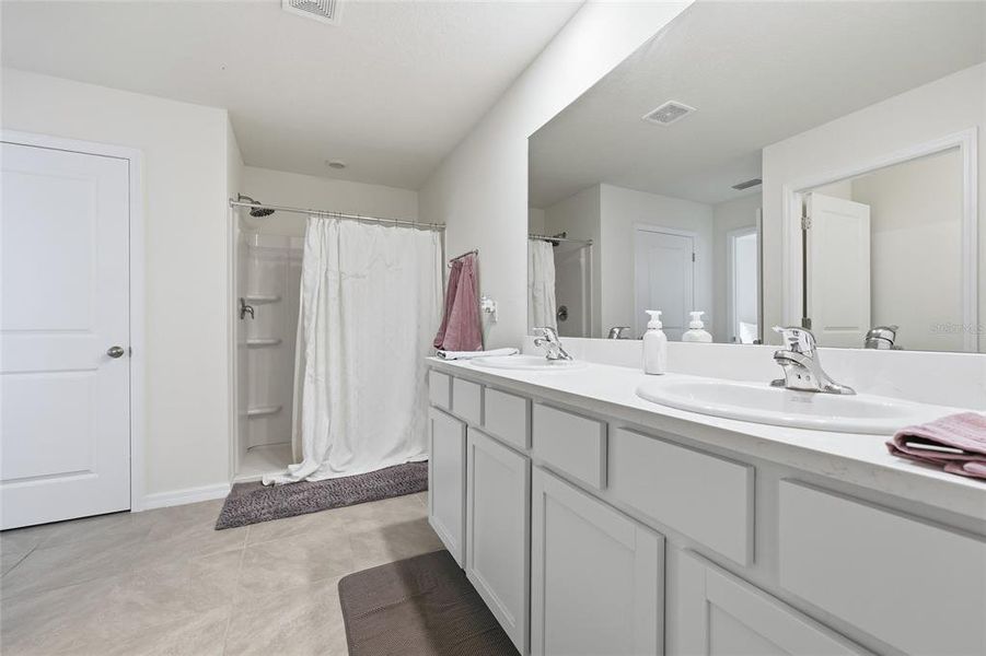 Furnished interior view inside a new home in Avalon Woods, Newberry (Image 27).