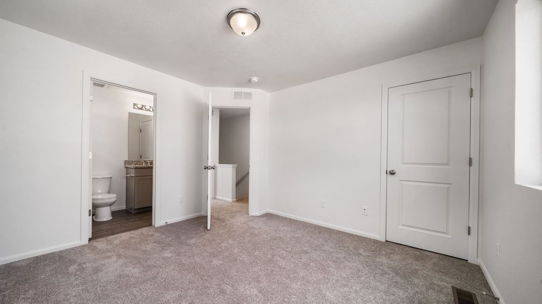Spacious, unfurnished interior of a new home in Banning Lewis Ranch, Colorado Springs (Image 14).