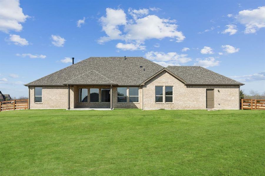 Exterior details and patio area of a home in Ellis Ranch Estates, Waxahachie (Image 20).