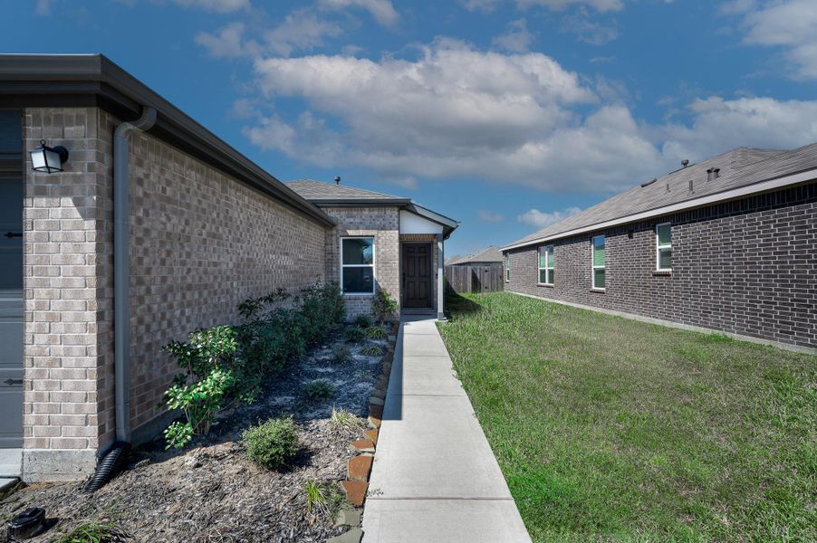 Exterior details and patio area of a home in , Texas City (Image 3).