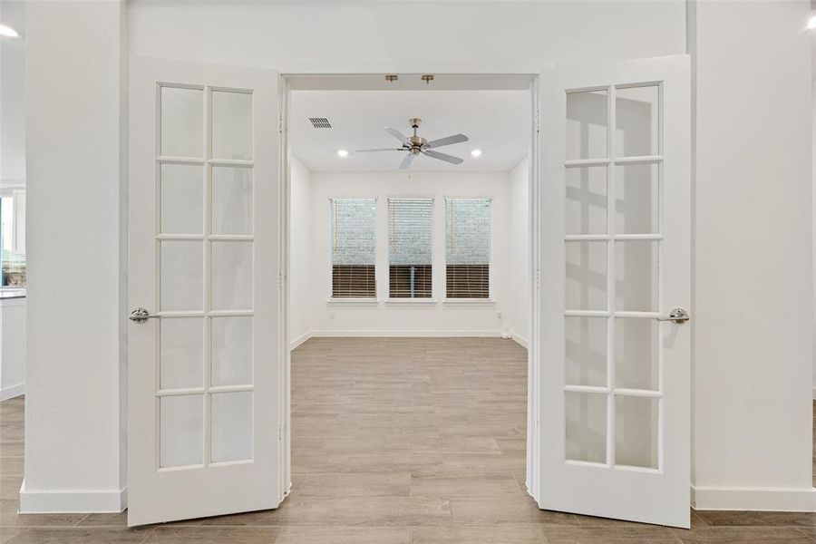 Spacious, unfurnished interior of a new home in Solterra, Mesquite (Image 30).