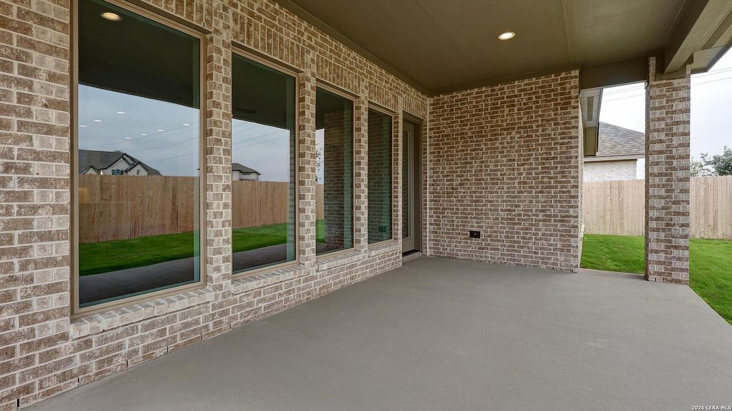 Exterior details and patio area of a home in Haby Hill, San Antonio (Image 19).
