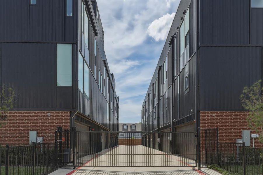 Condo located in Dallas, TX showcasing its design and architecture (Image 24).