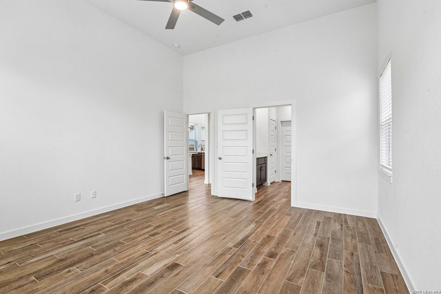 Spacious, unfurnished interior of a new home in Legacy at Lake Dunlap, New Braunfels (Image 18).