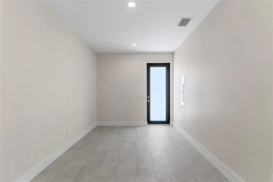 Spacious, unfurnished interior of a new home in , Tampa (Image 25).