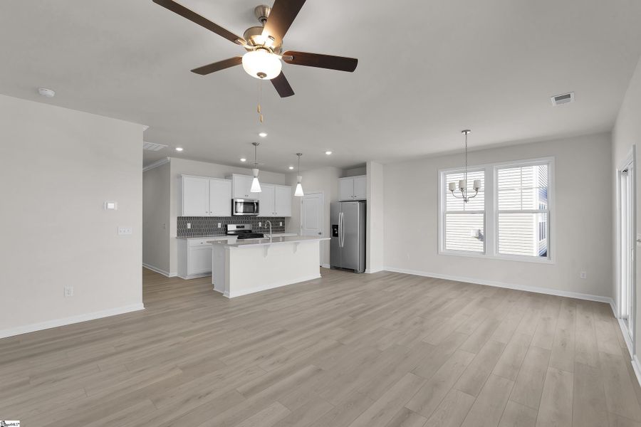 Spacious, unfurnished interior of a new home in Lynbrook, Boiling Springs (Image 21).