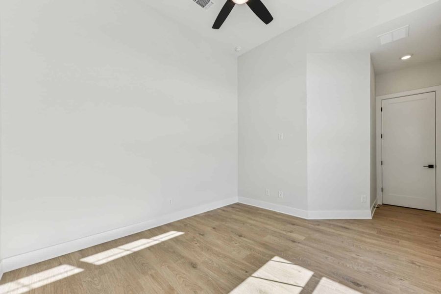 Spacious, unfurnished interior of a new home in Feathergrass, Florence (Image 25).