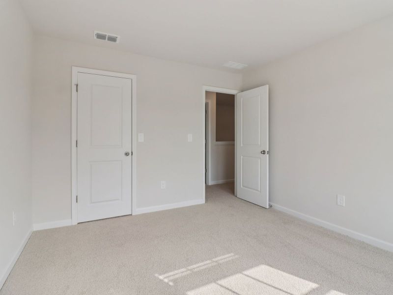 Spacious, unfurnished interior of a new home in Ivey Township, Dallas (Image 18).