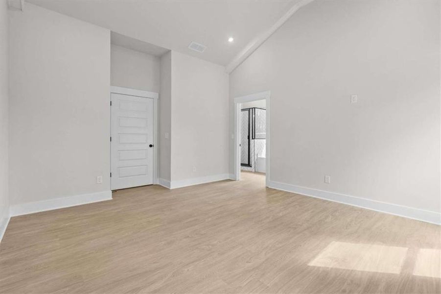 Spacious, unfurnished interior of a new home in , Temple (Image 38).