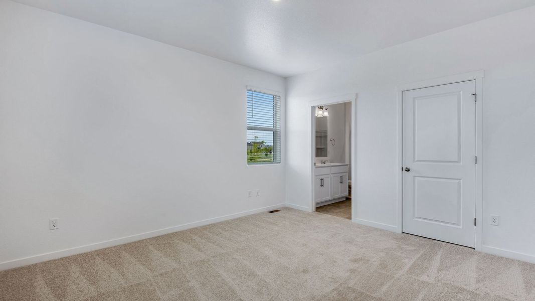 Spacious, unfurnished interior of a new home in Silver Peaks, Lochbuie (Image 16).
