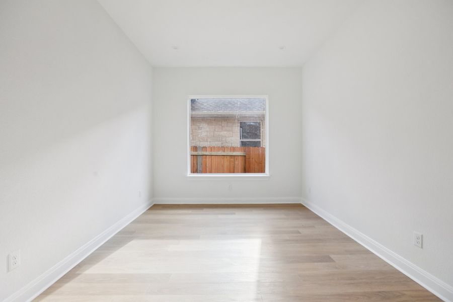 Spacious, unfurnished interior of a new home in Persimmon, Buda (Image 12).