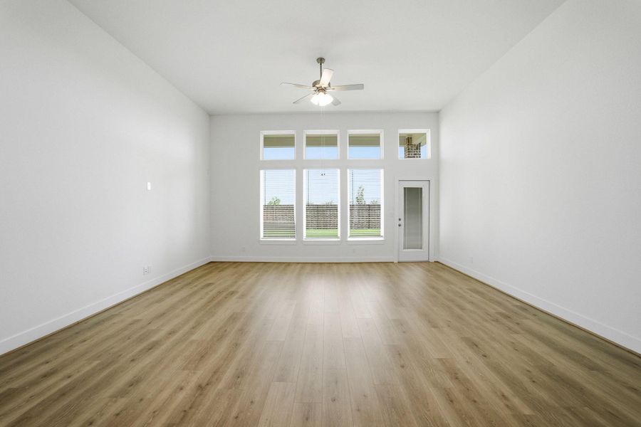 Spacious, unfurnished interior of a new home in Sunterra Lakes, Brookshire (Image 31).