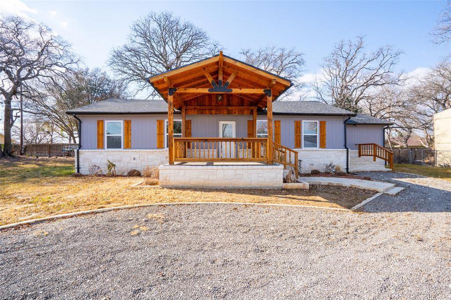 Exterior details and patio area of a home in , Comanche (Image 21).