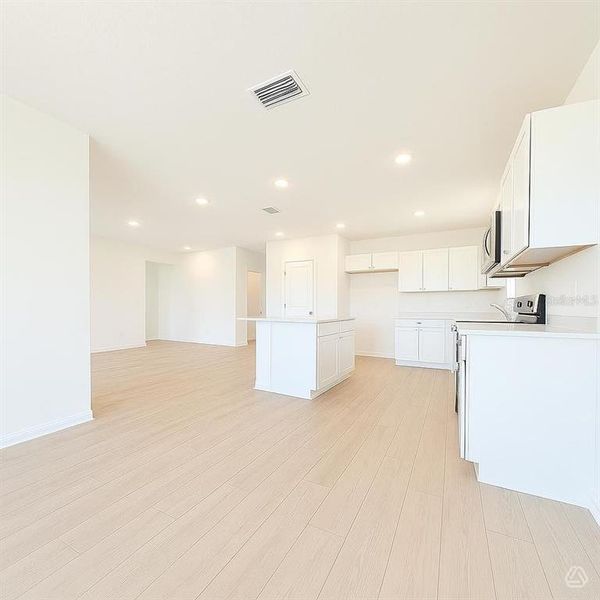 Spacious, unfurnished interior of a new home in Broadleaf, Parrish (Image 4).