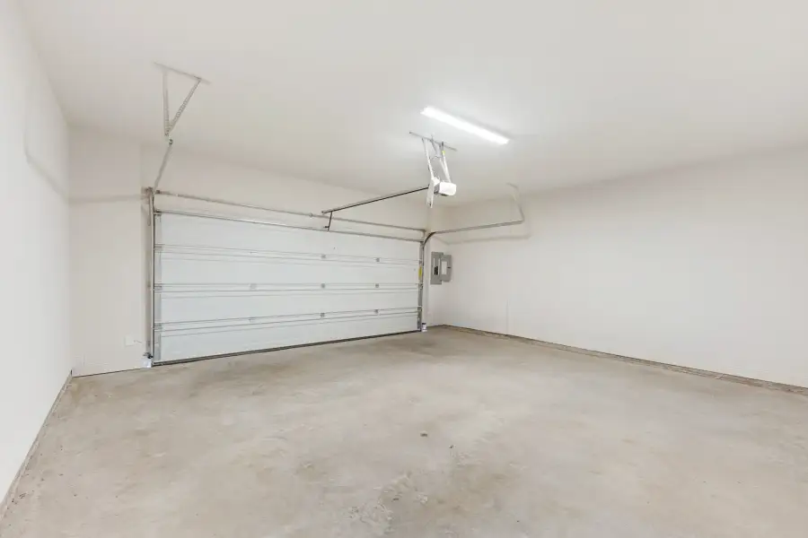 Spacious, unfurnished interior of a new home in Ten Mile Creek, Celina (Image 43).