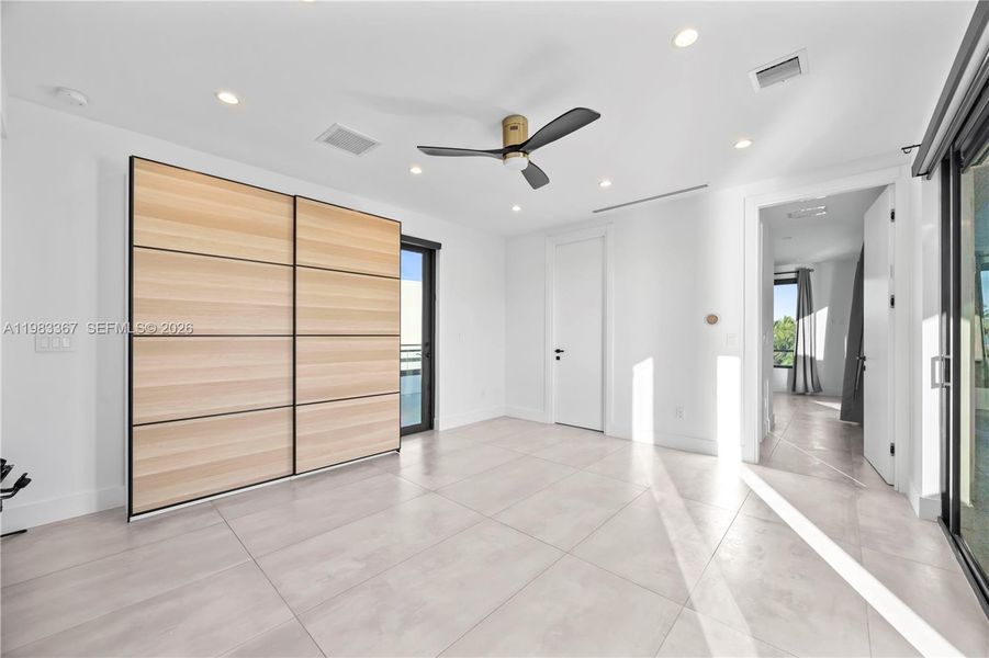 Spacious, unfurnished interior of a new home in , Fort Lauderdale (Image 83).