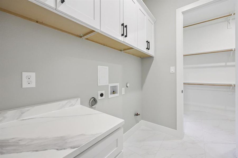 Furnished interior view inside a new home in , Grapevine (Image 17).