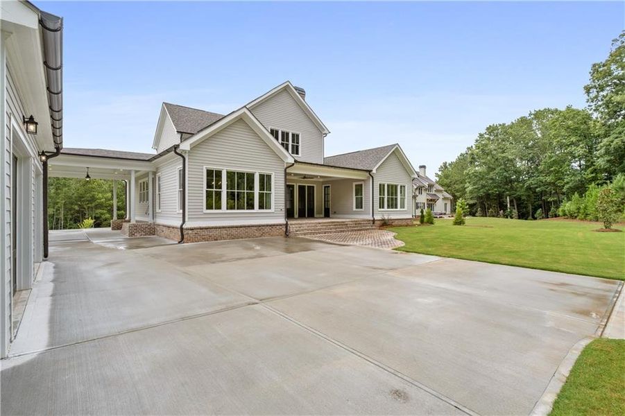 Exterior details and patio area of a home in Crossroads, Alpharetta (Image 35).