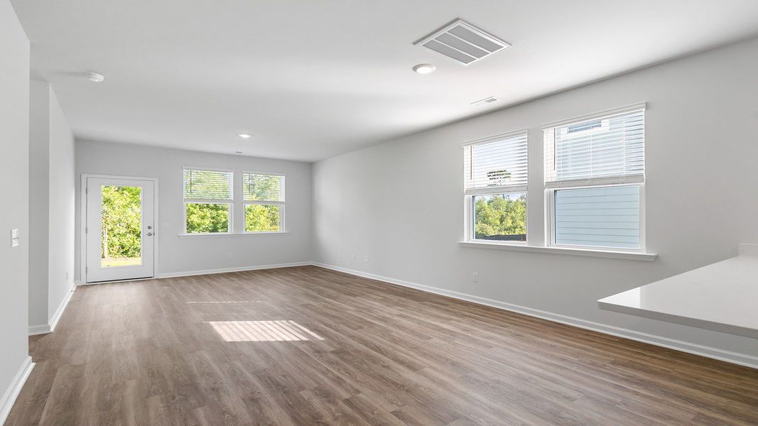 Spacious, unfurnished interior of a new home in Sheep Island, Summerville (Image 10).