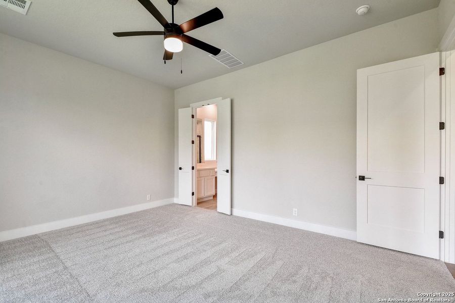 Spacious, unfurnished interior of a new home in Weston Oaks, San Antonio (Image 19).