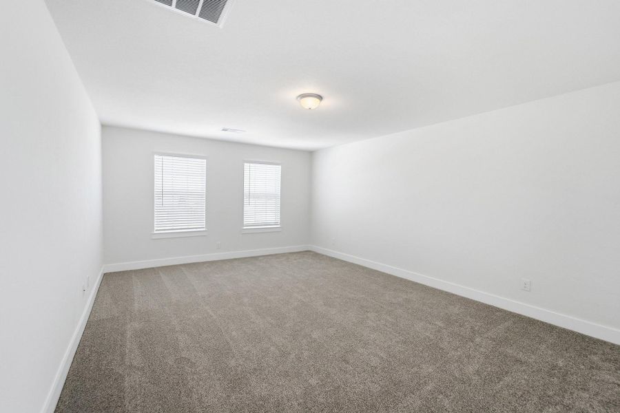 Spacious, unfurnished interior of a new home in Sierra Vista, Rosharon (Image 30).
