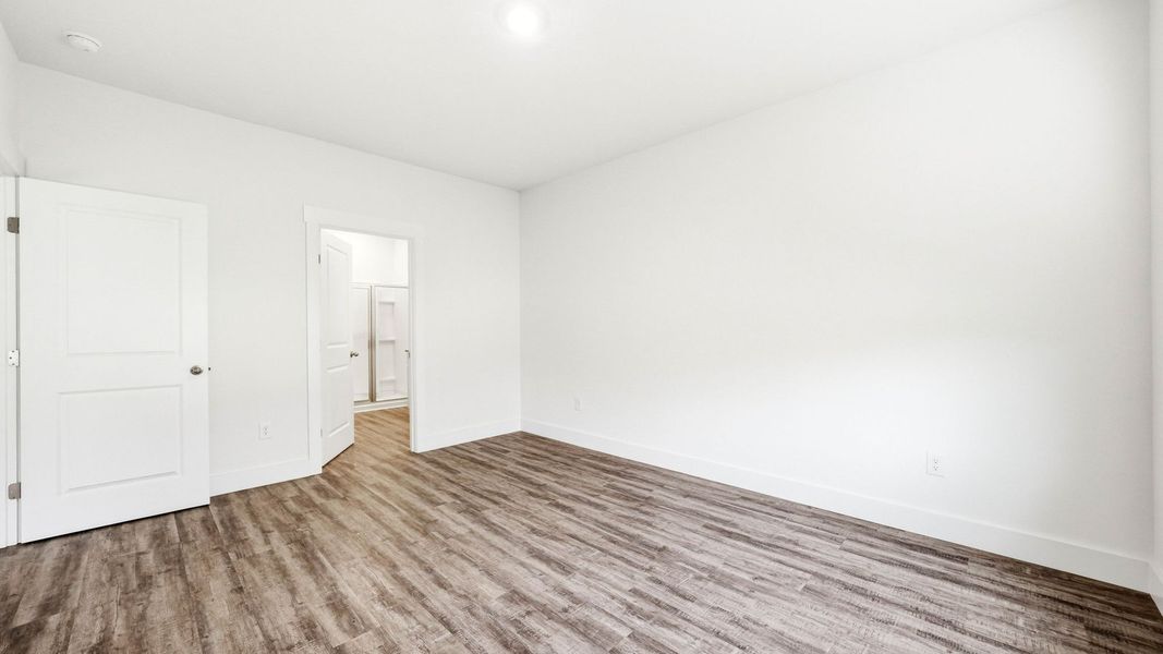 Spacious, unfurnished interior of a new home in Saint Andrews Garth, Kingsport (Image 20).