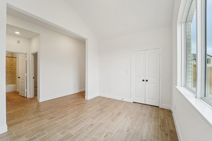 Spacious, unfurnished interior of a new home in Evergreen 40', Conroe (Image 14).