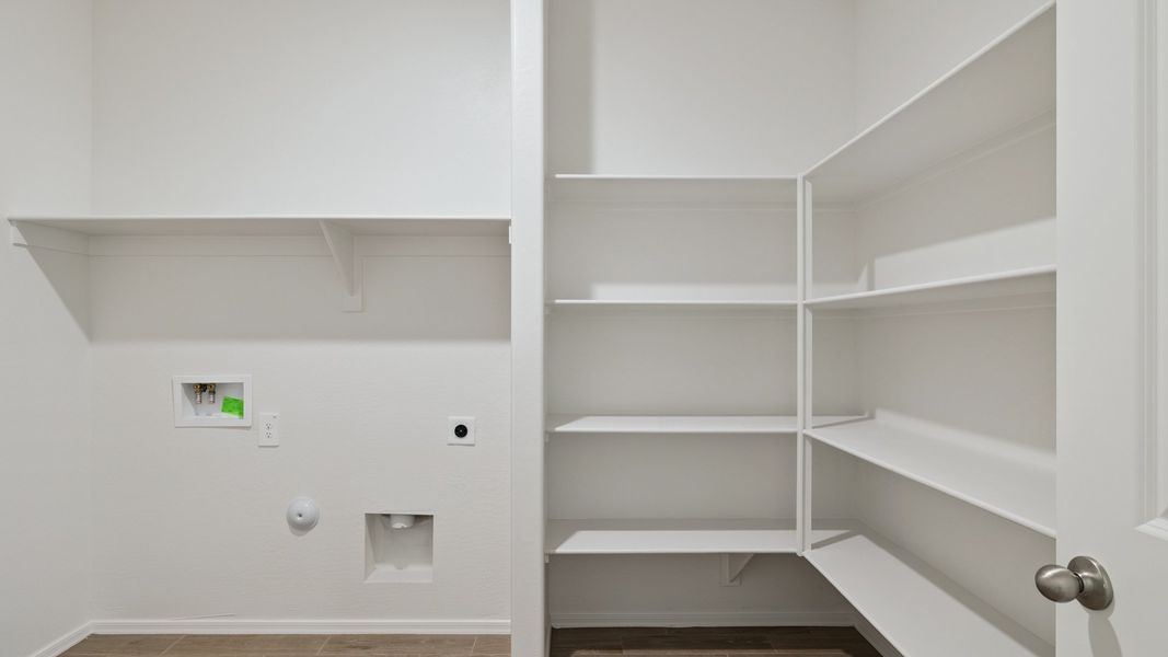 Spacious, unfurnished interior of a new home in Rio Rancho Estates, Wittmann (Image 28).