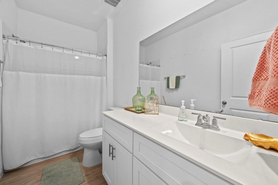 Secondary bathroom. Secondary bathroom.